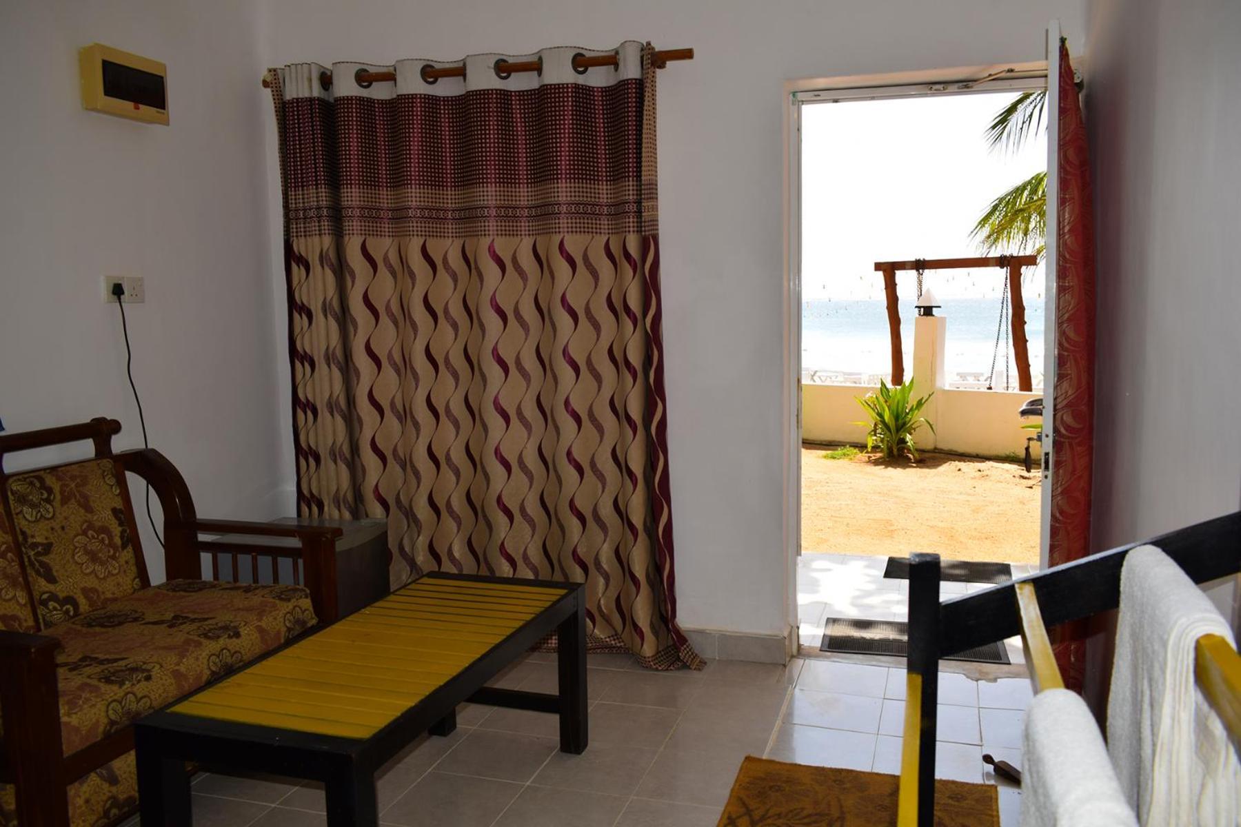 Golden Beach Cottages Тринкомали Экстерьер фото